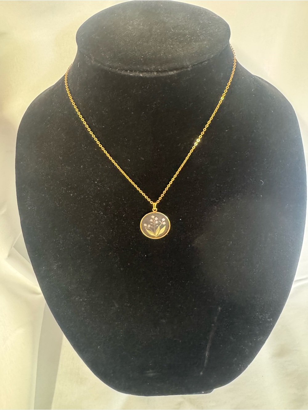 Gold Floral Round Pendant Necklace - Elegant Women's Jewelry